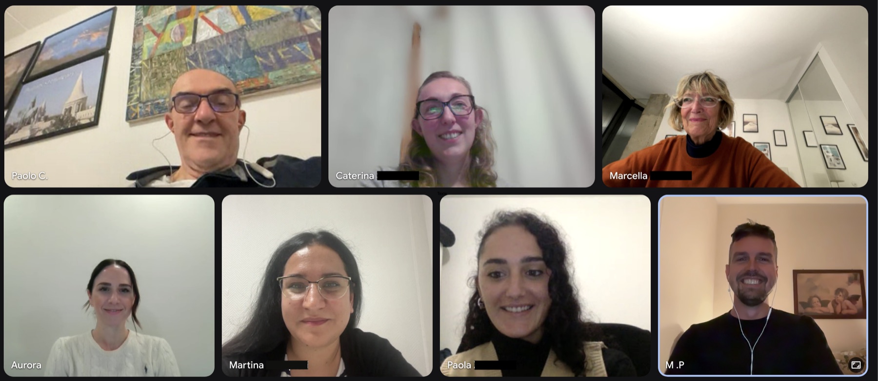 Sette partecipanti sorridenti durante una sessione Parliamo Francese